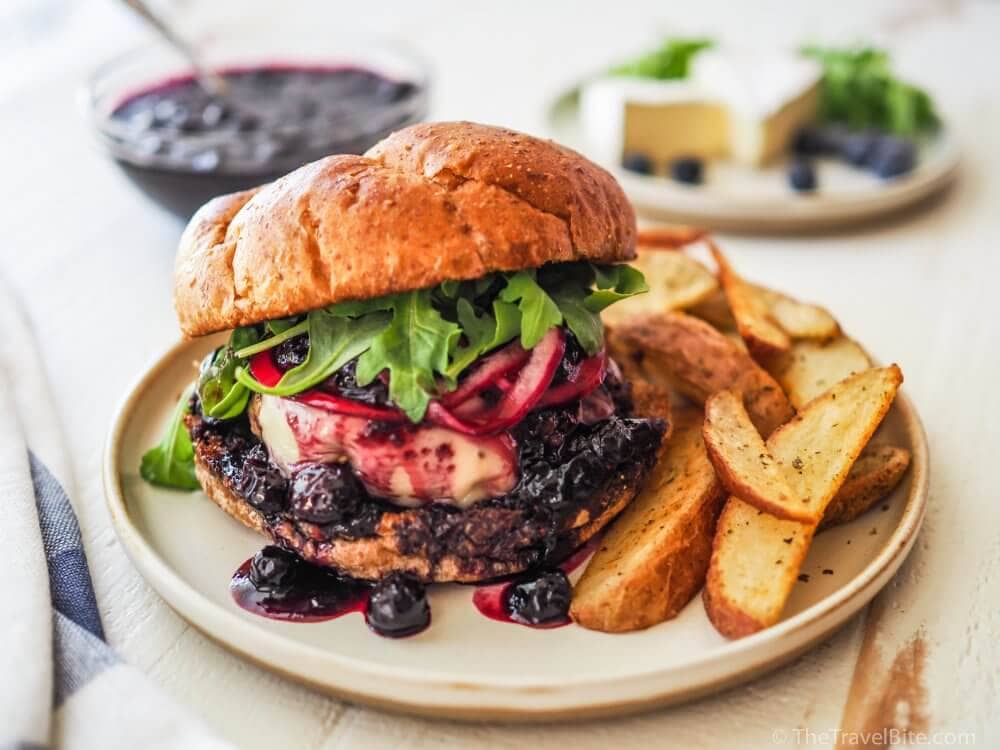 2023 01 FOTO Blueberry Brie Cheese Burger